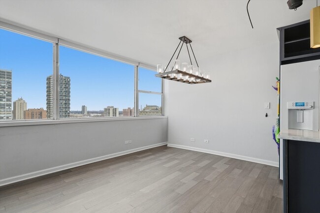 Building Photo - 6301 N Sheridan Rd