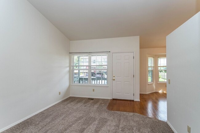 Building Photo - Lovely District 20 Townhome!