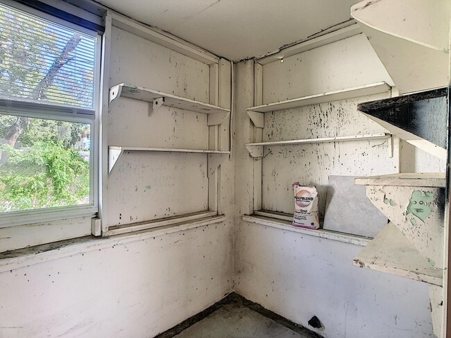 Building Photo - 319 Lucerne Dr