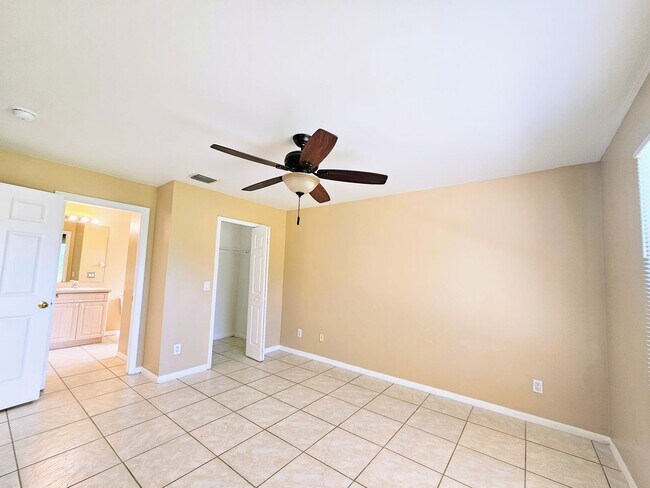 Building Photo - Nice 3 Bedroom Duplex in Lehigh Acres