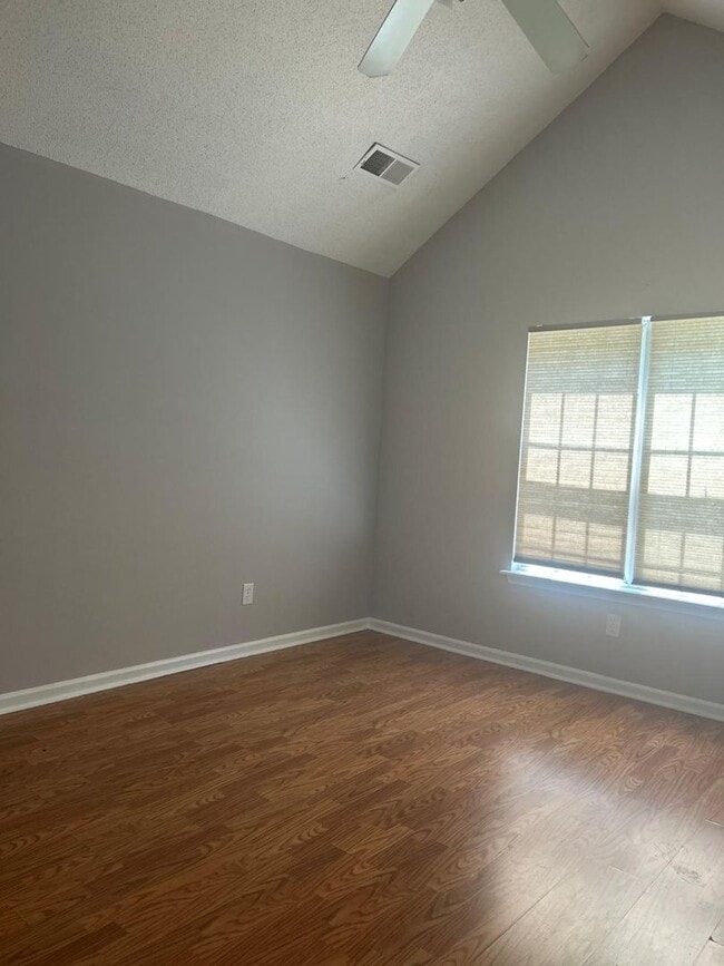 Building Photo - Desired Location for this 3 bedroom 2 bath...