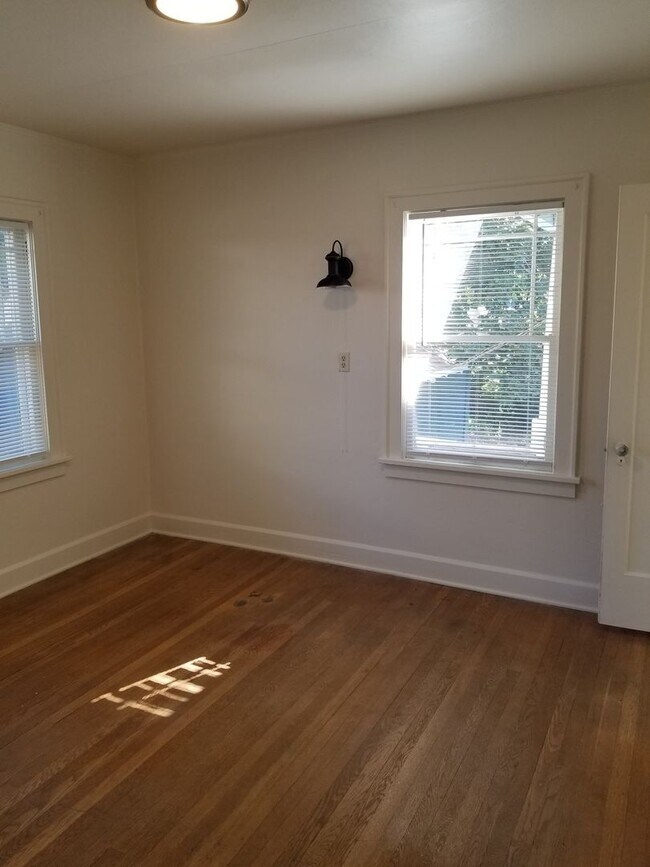 Building Photo - N. 25th Ave 2 bedroom Craftsman w/basement