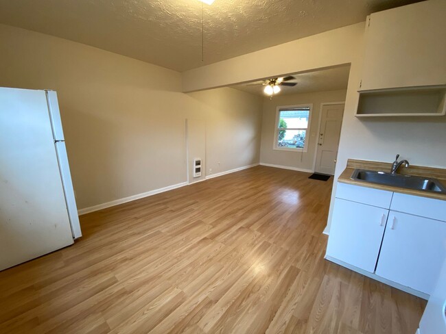 Building Photo - Quaint Studio in Central NE Location with ...