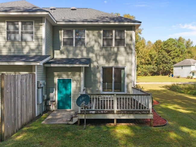 Building Photo - Newly Renovated Townhome!