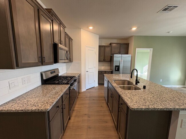 Building Photo - Pristine in Princeton!