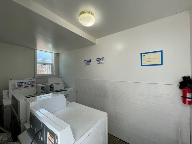 Building Photo - A bright and clean 2-bed, 1-bath apartment located in the convenient and vibrant Laurel District.