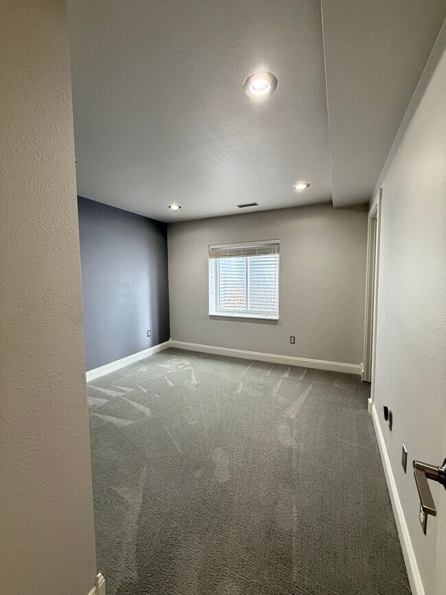 Building Photo - Your Colorado Oasis Awaits! 4 Bed, 3.5 Bat...