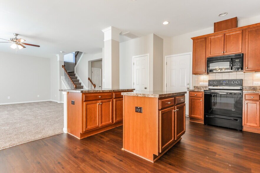 Building Photo - 698 Shefford Town Dr