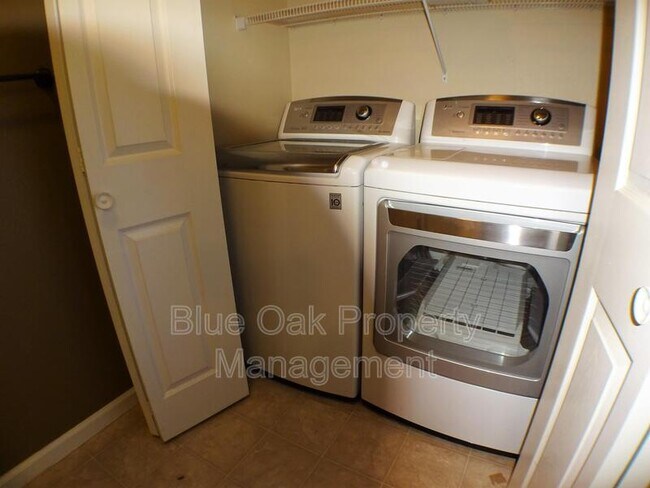 Building Photo - 2099 Hartford Dr