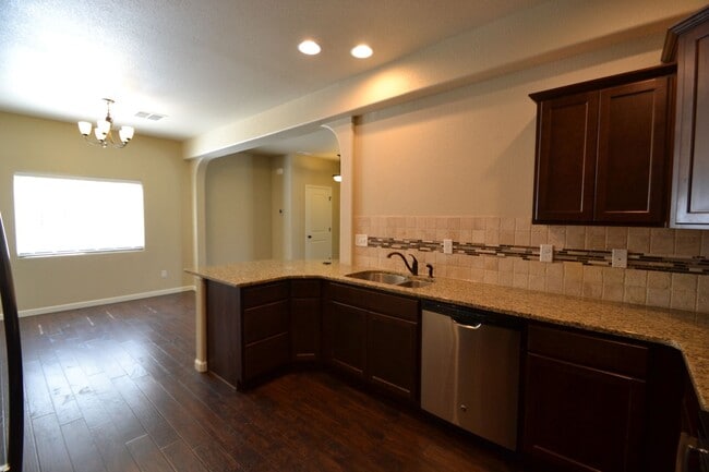 Building Photo - Available Now! 3 Bedroom 2.5 Bathroom Town...