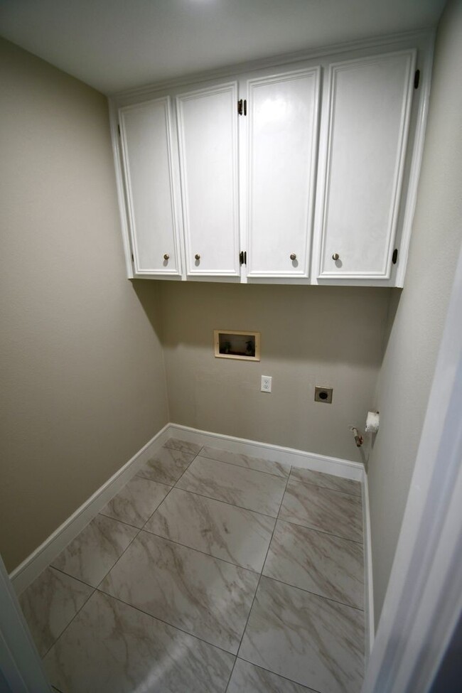 Building Photo - Beautifully remodeled 4 bedroom, 3 Bath