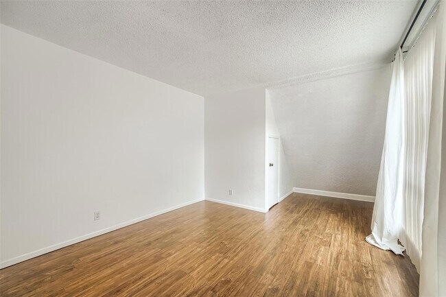 Building Photo - 6810 Thorncliffe Dr