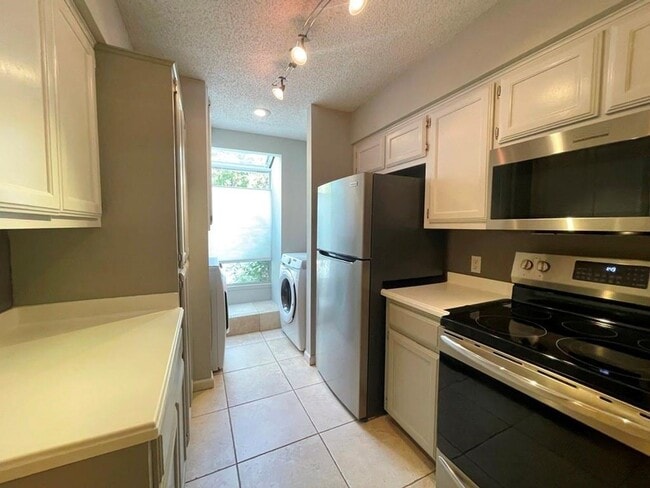 Building Photo - 2-bedroom 2 full bathroom condo in desirab...