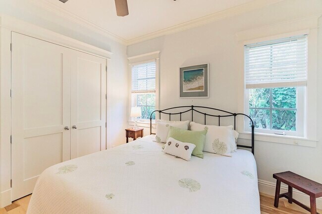 Building Photo - 1127 Miramar Dr