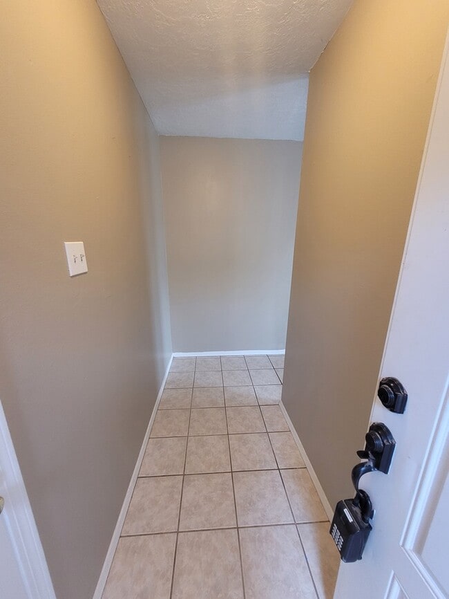 Building Photo - 2 bed 2 bath duplex unit