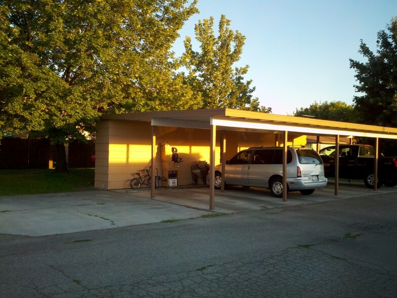 Carport and storage area - 479 White Cloud Dr