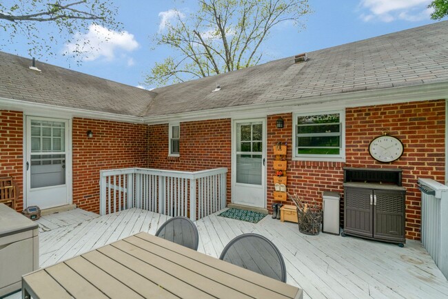 Building Photo - 3 BD 3 BA Mid-century Ranch in Arlington