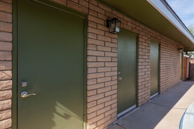 Private storage unit - 2025 N Richland St