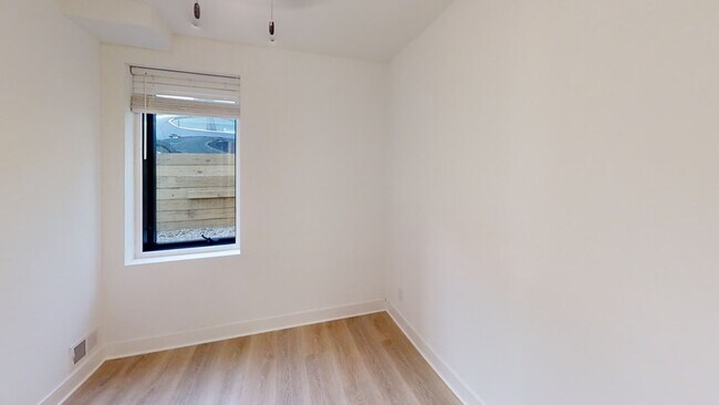 Building Photo - 331 E Ann St