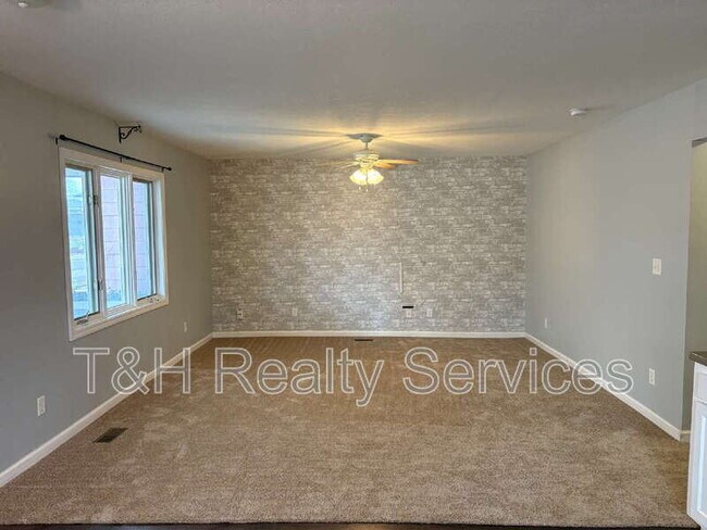 Building Photo - 409 W Washington St