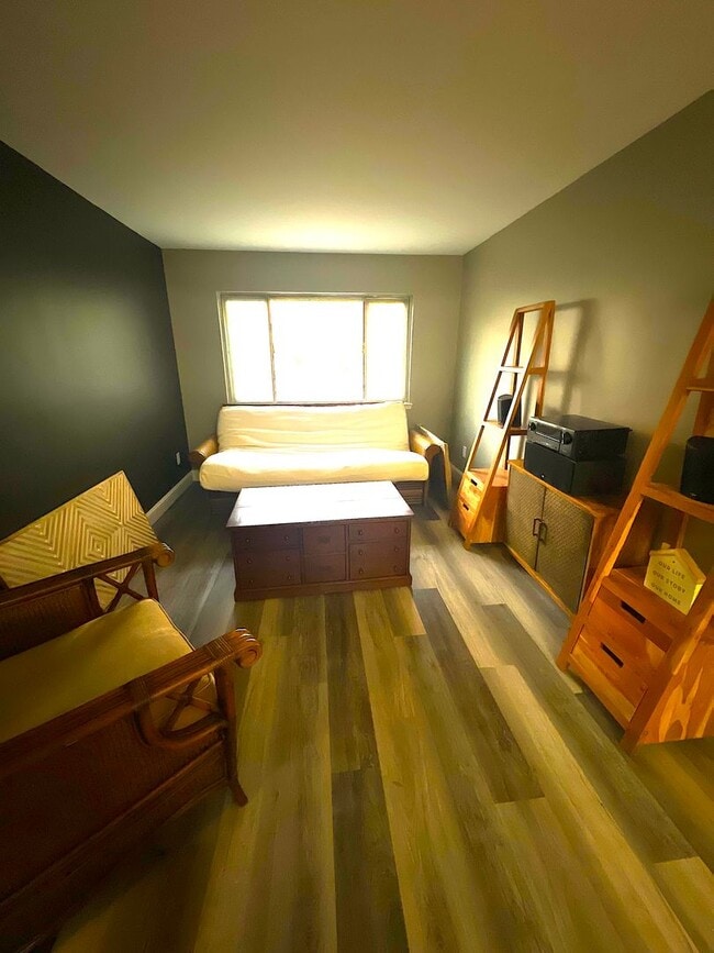 Building Photo - Charming 1-Bedroom Apartment Near JFK – Pr...