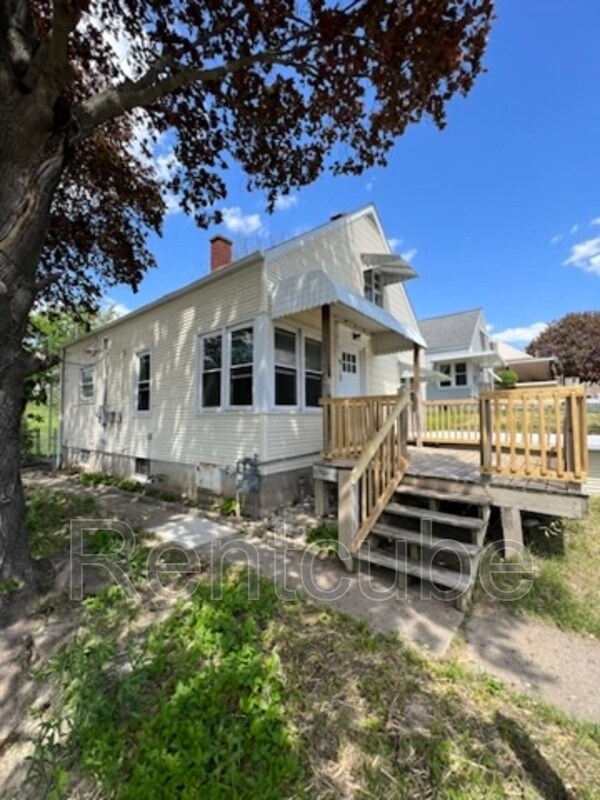 Building Photo - 915 Pleasant St