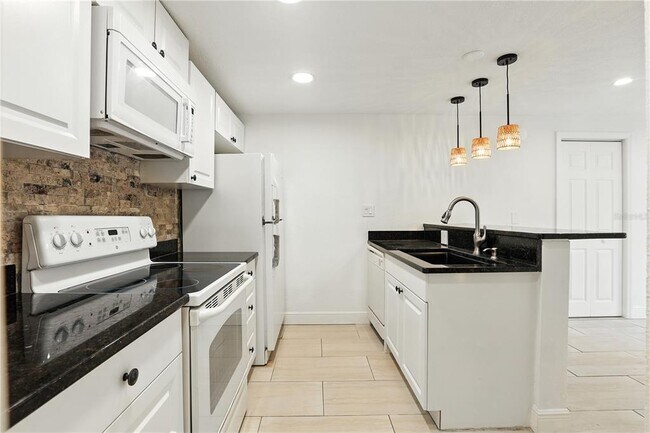 Building Photo - 614 N Hyer Ave