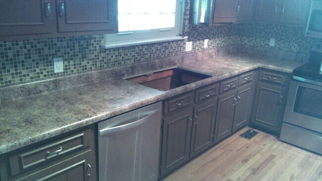 Building Photo - 7000 Pauline Cir