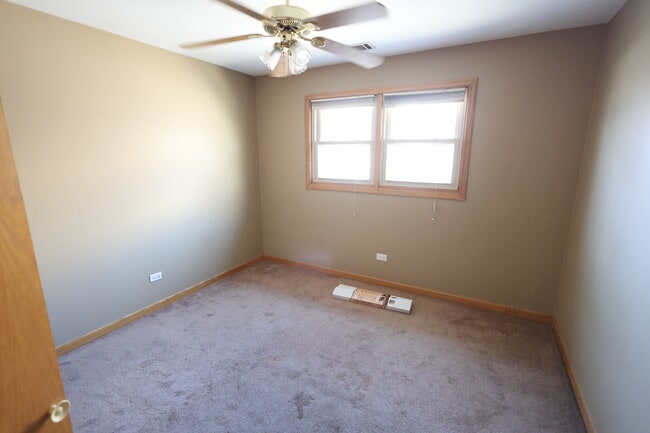 Building Photo - 9823 Linn Ave