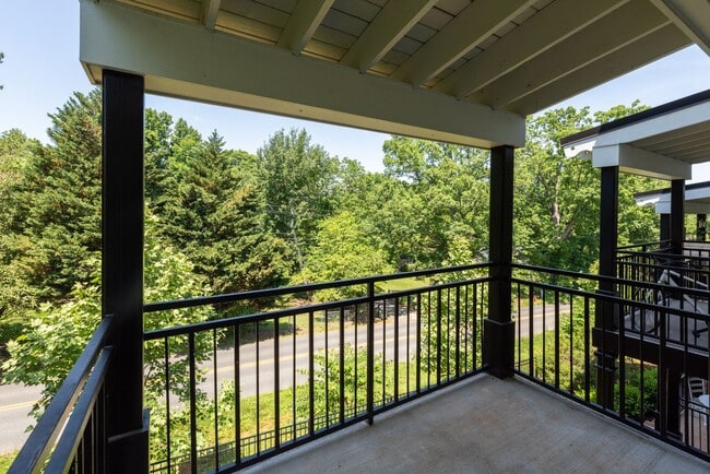 Building Photo - 2 Bedroom Townhouse- END UNIT - Everything You Need! Woodlands of Charlottesville *Only a $500 de...