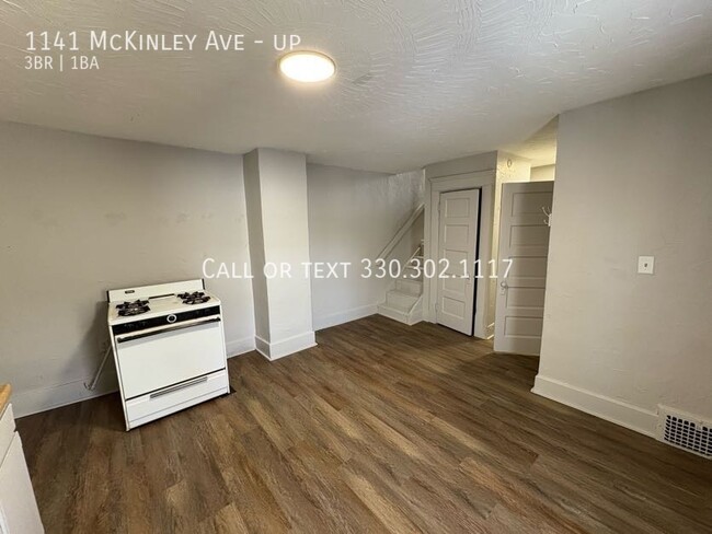 Building Photo - Three bedroom one bathroom second level ap...