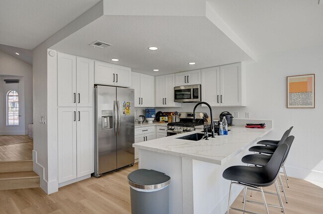 Building Photo - Furnished 4 bedroom home in the Lakes!