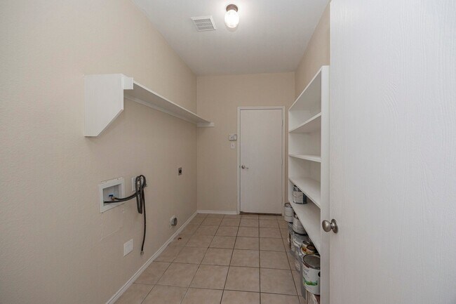 Building Photo - 5828 Pebble Ridge Dr