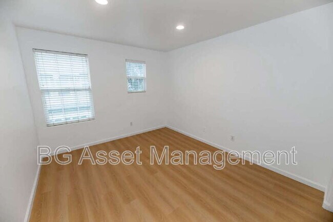 Building Photo - 128 Kingfisher St