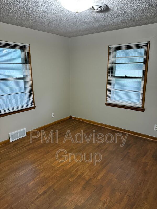 Building Photo - 807 Lincoln St