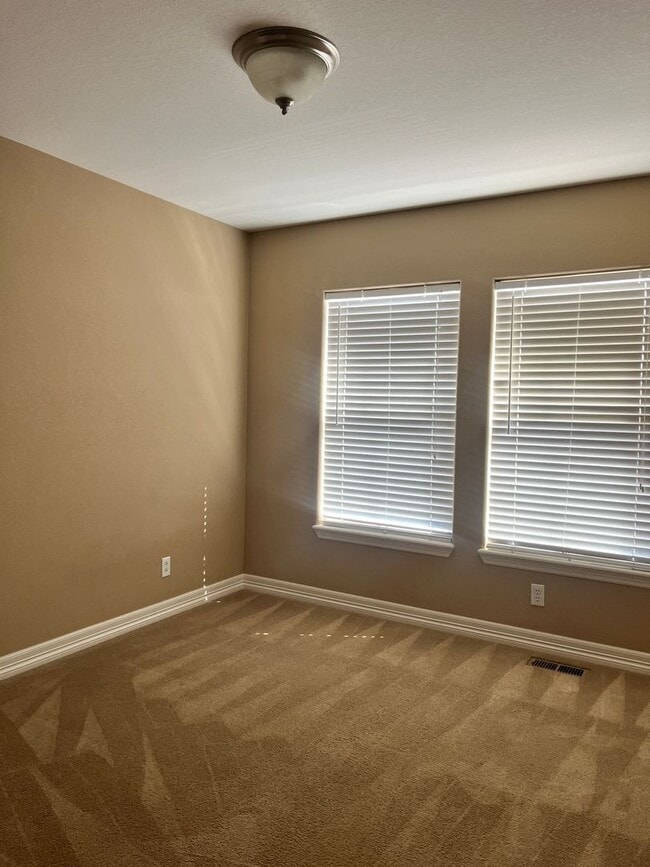 Building Photo - Beautifully maintained corner unit townhome!