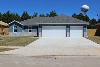 Building Photo - Great spacious home in Strafford