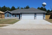Building Photo - Great spacious home in Strafford