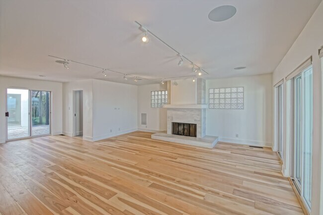 Building Photo - Beautifully Remodeled, 4BR4.5BA Hill Section Home w/ Amazing Panoramic Ocean Views, 3 Decks, Atri...