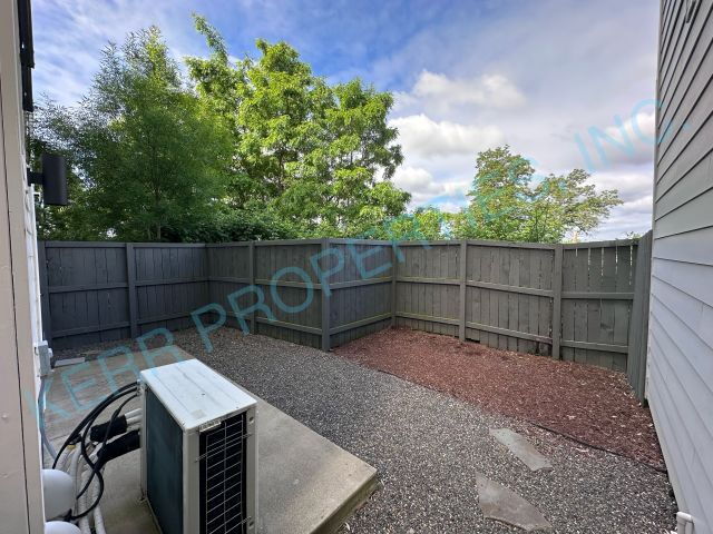 Building Photo - LOCATING OCCUPANTS FOR THE HOMEOWNERS! Charming 3-Bed Home with 3.5 Baths in Vibrant NE Portland ...