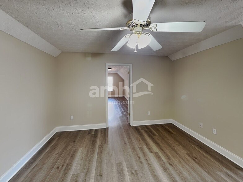 Building Photo - 887 Kendall Park Dr