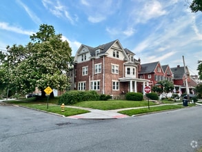 Building Photo - 2010 Woodlawn Ave