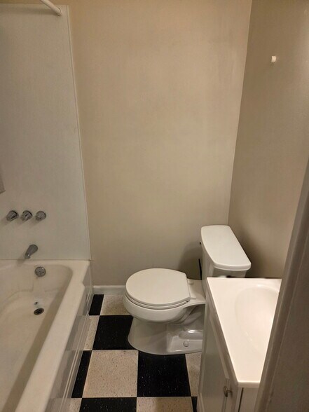 Building Photo - 553 Penora St