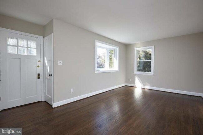 Building Photo - 221 Dale Dr