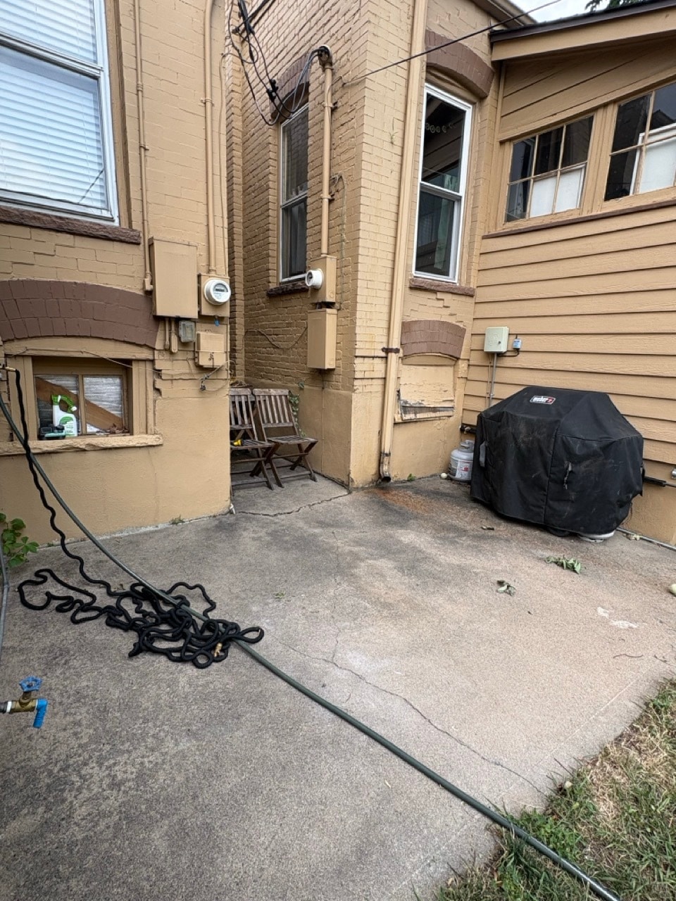 Shared patio and grill - 3406 N Raleigh St