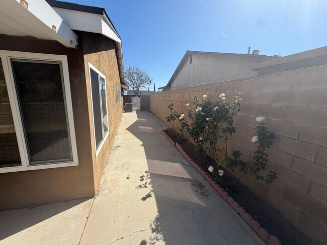 Building Photo - 1118 Zircon St