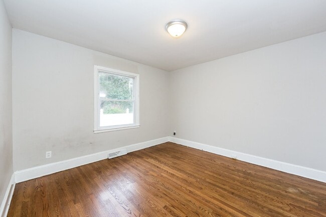 Building Photo - "Charming 3-Bedroom Retreat with Gleaming Hardwood Floors in Westerly Hills!"