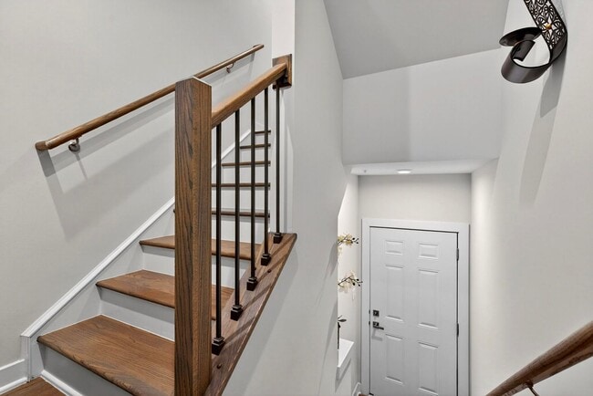 Building Photo - Luxurious 3 Bed 2.5 Bath Townhome In Beautiful Foster's Glen
