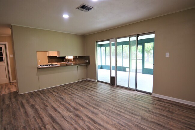 Building Photo - 880 Morning Glory Dr