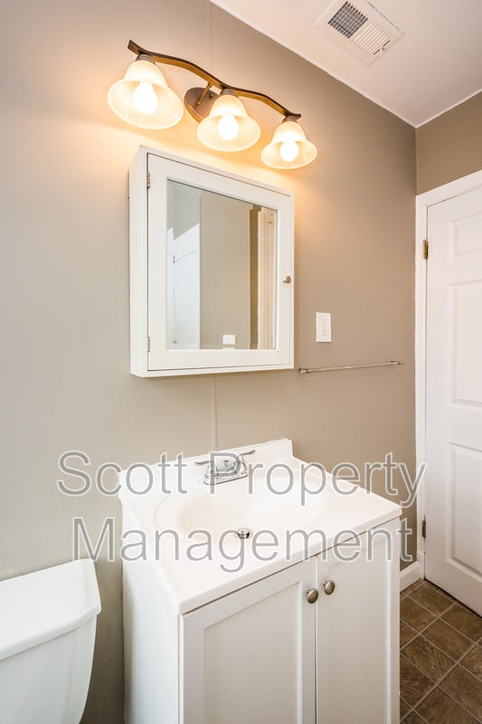 Building Photo - 8627 Willow Oak Rd